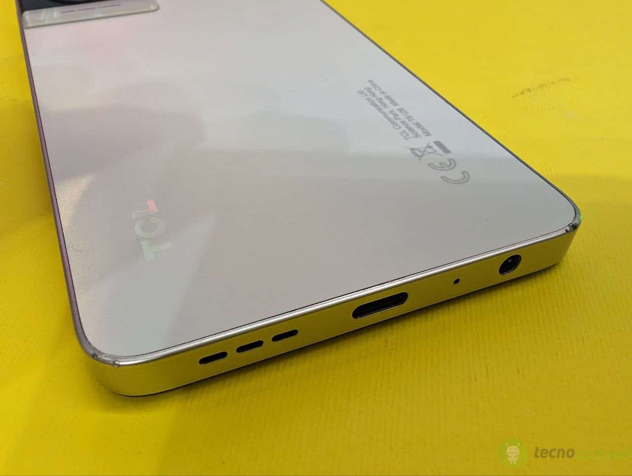 TCL 40 (3)