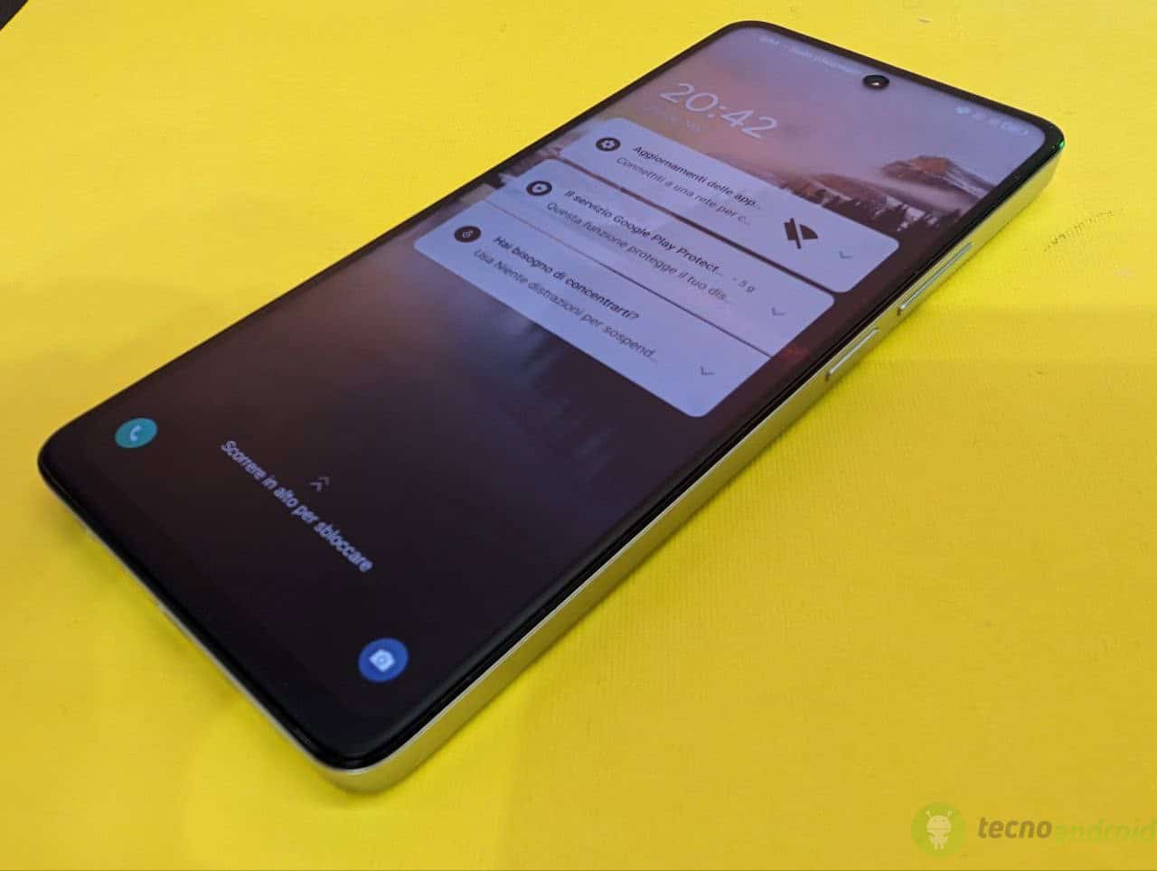 TCL 40 (4)