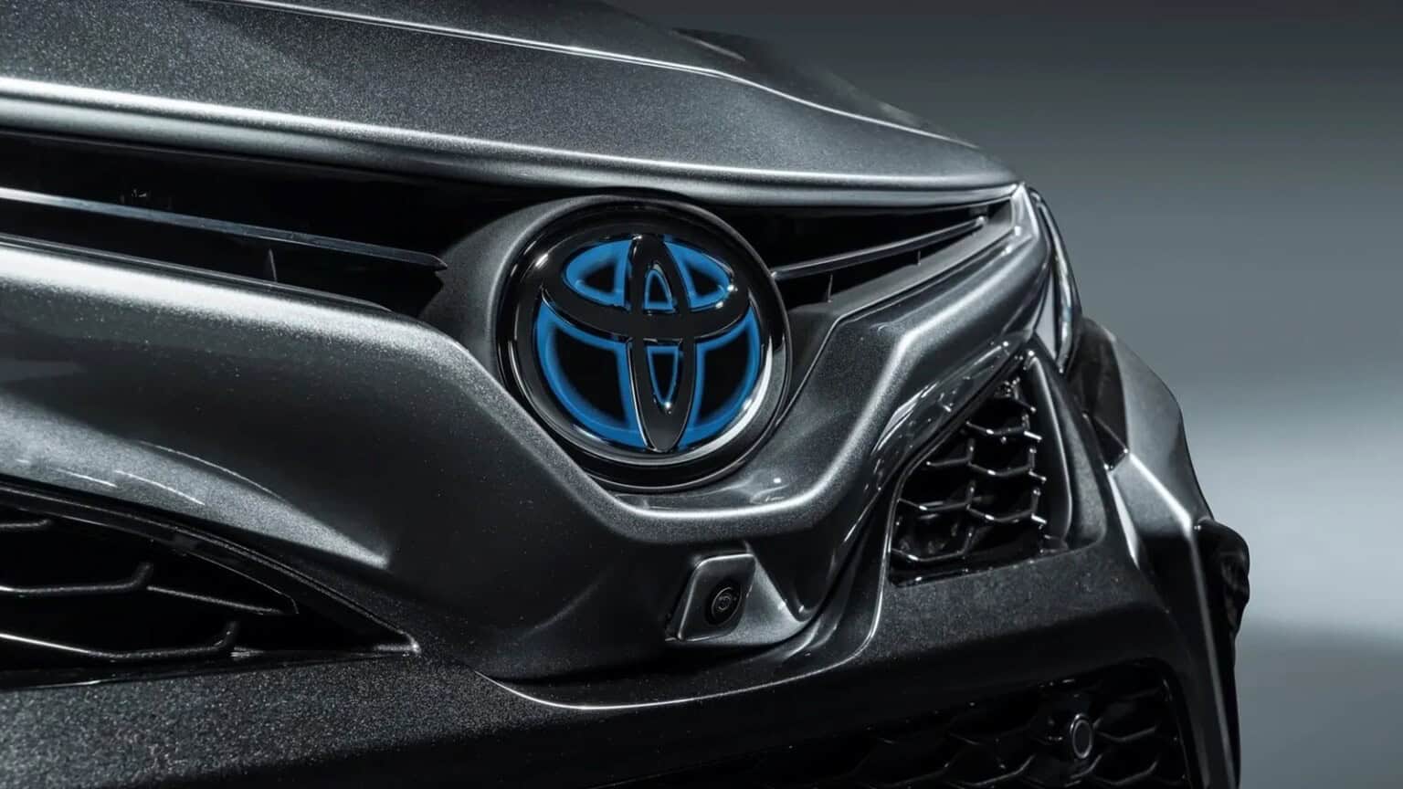Toyota cambia logo per le sue ibride