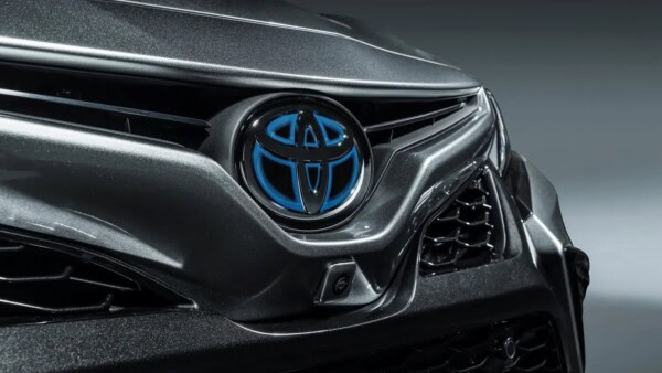 Toyota cambia logo per le sue ibride