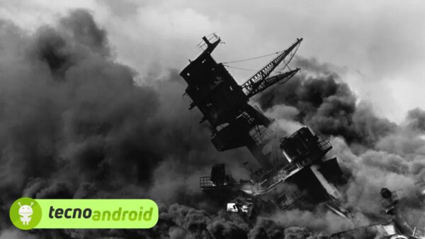 Nel mese di aprile del 2022, l'inaspettato affondamento della nave da guerra russa Moskva nel Mar Nero da parte delle forze ucraine ha catturato l'attenzione della comunità internazionale. Inizialmente, si era ipotizzato che le forze ucraine avessero avuto informazioni privilegiate sulla posizione della nave, ma uno studio condotto da esperti svedesi ha rivelato una spiegazione sorprendente e innovativa. Due esperti di radar dell'Agenzia Svedese per la Ricerca sulla Difesa e un meteorologo dell'Istituto Meteorologico e Idrologico Svedese hanno condotto uno studio che ha svelato il ruolo decisivo di un fenomeno meteorologico: un'inversione termica. Durante questo evento straordinario, infatti, l'aria più fredda si trovava a quote inferiori, mentre quella più calda si trovava sopra, invertendo la normale stratificazione atmosferica. Ucraina distrugge nave russa: come è successo? Questa inversione termica ha giocato un ruolo chiave nel rendere la nave russa vulnerabile. Il segnale radar ucraino è stato riflesso dall'atmosfera in modo insolito, estendendosi oltre i limiti normali. Tale condizione ha reso la Moskva invisibile per i sistemi radar basati a terra, che normalmente operano seguendo l'orizzonte radar convenzionale. Il lancio di missili anti-nave richiede il rilevamento e il posizionamento del bersaglio, generalmente effettuati da sistemi radar di accompagnamento. Tuttavia, quando i missili hanno colpito la Moskva, la nave si trovava oltre l'orizzonte radar normale, rendendola insospettabile in circostanze ordinarie. La sorprendente abilità delle forze ucraine di colpire la nave ha originato varie teorie, inclusa l'ipotesi di un coinvolgimento statunitense, successivamente smentita. Un'alternativa spiegazione è stata fornita da Ukrainska Pravda nel dicembre 2022. Secondo interviste con il personale militare, le condizioni meteorologiche favorevoli hanno consentito al sistema missilistico anti-nave ucraino R-360 Neptune, con il suo radar Mineral-U, di individuare la Moskva nel Mar Nero. Questo incidente ha sollevato l'importanza di considerare le condizioni meteorologiche nella guerra moderna. Le onde radio possono subire variazioni a causa di fenomeni atmosferici, e modelli accurati di propagazione delle onde elettromagnetiche sono essenziali. Gli autori dello studio sottolineano che, con dati meteorologici dettagliati, è possibile analizzare approfonditamente le condizioni atmosferiche passate e il loro impatto sulla propagazione radar, fornendo nuove prospettive per affrontare sfide inaspettate nei conflitti futuri.