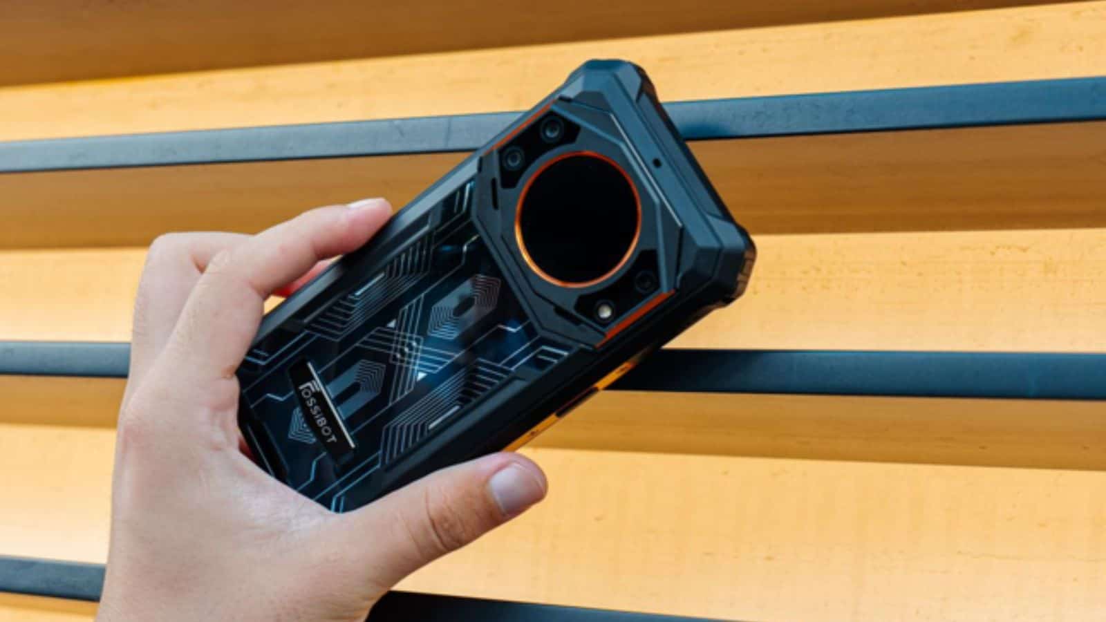 FOSSiBOT F101 Pro: smartphone rugged con doppio display e batteria da 10'600mAh