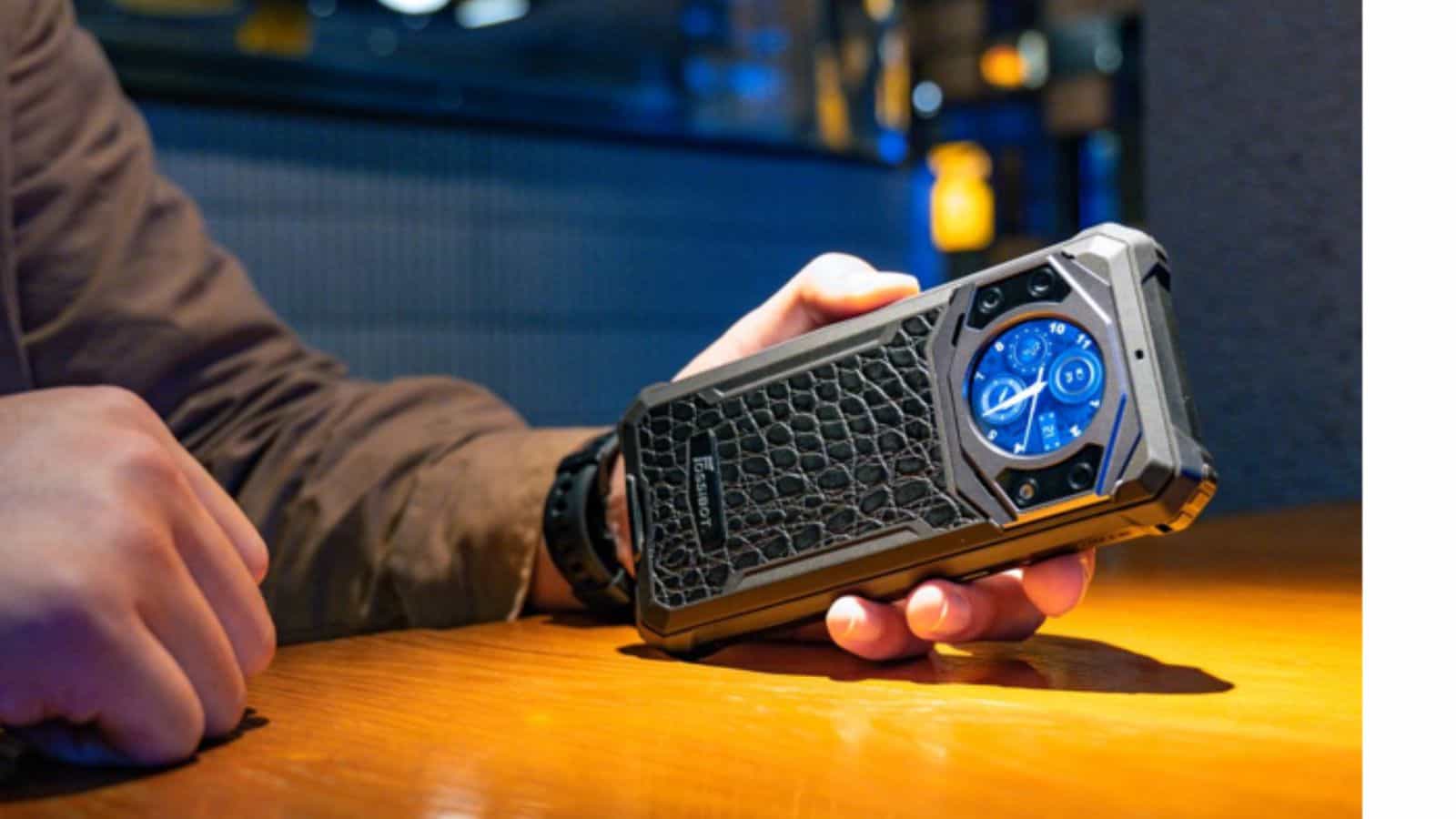 FOSSiBOT F101 Pro: smartphone rugged con doppio display e batteria da 10'600mAh