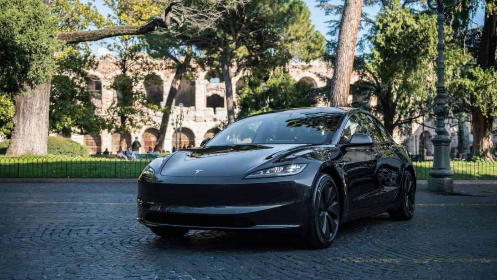 Tesla inaugura il Tesla Center di Verona, il più grande in Italia