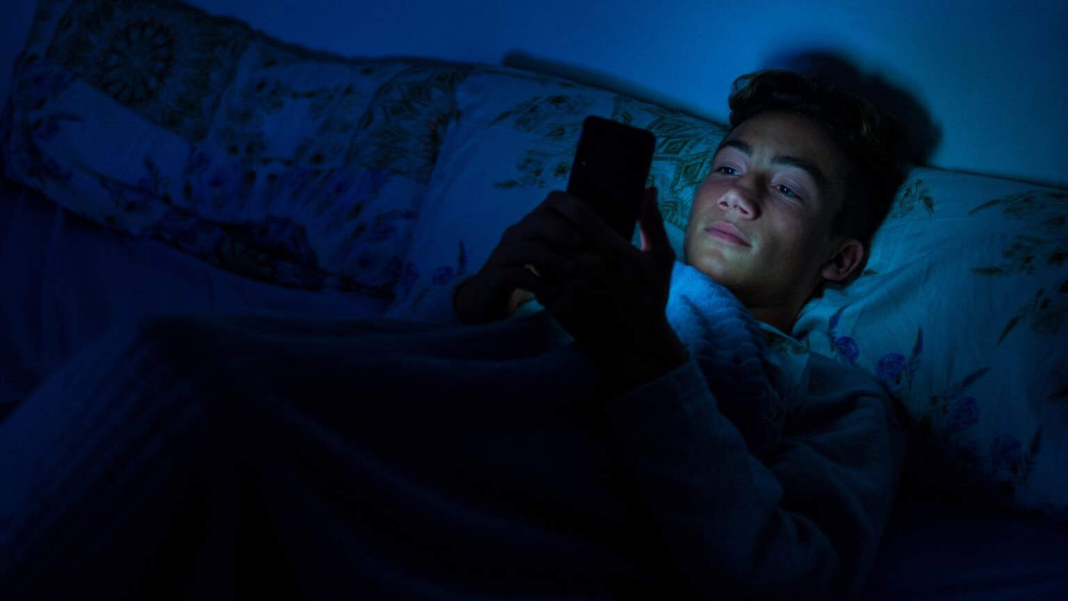 Smartphone in carica di NOTTE: rischio IMMENSO per gli utenti
