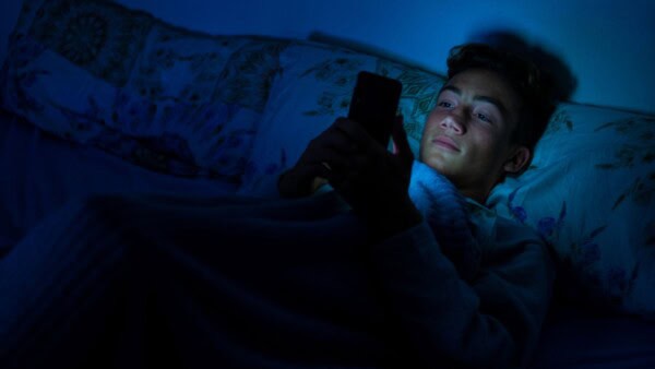 Smartphone in carica di NOTTE: rischio IMMENSO per gli utenti