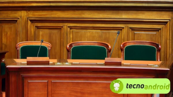 Falsi ricorsi contro WindTre e TIM: chiesto processo per 11