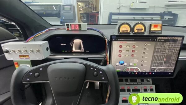 Tesla Model X: lascia fuoco sull’asfalto come in “Ritorno al Futuro”