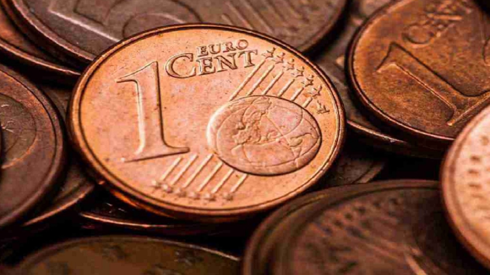 Esamina i parametri chiave che influenzano il valore delle monete da 1 centesimo, tra cui errori, raffigurazioni e condizioni di conservazione