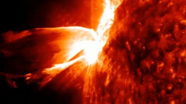 Un'analisi approfondita degli effetti delle tempeste solari sulla nostra vita quotidiana
