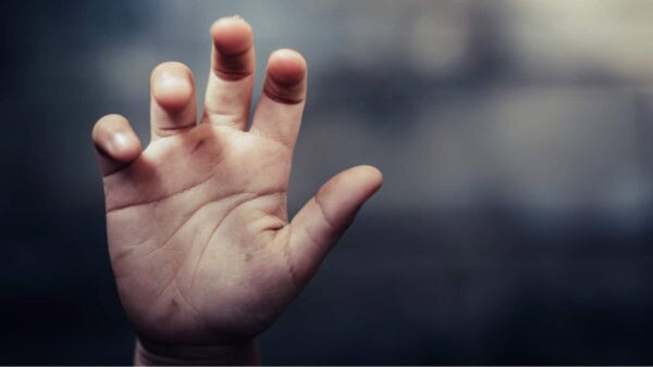 Rivelazioni scioccanti: immagini di abusi su minori nell'addestramento delle AI