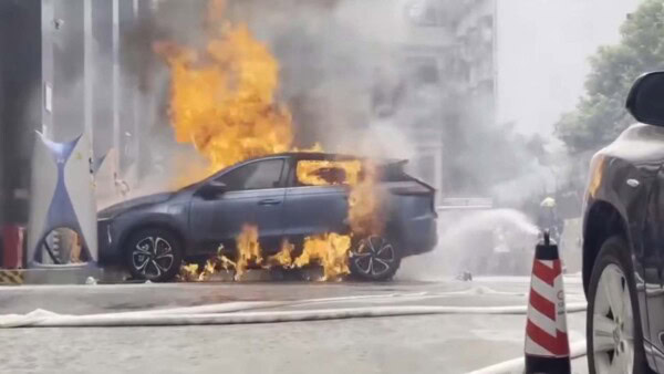 Esploriamo le prospettive future per migliorare la sicurezza delle auto elettriche, considerando innovazioni tecnologiche e regolamentazioni.