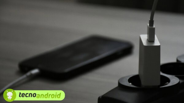Ecco perché non dovresti lasciare lo smartphone in carica di notte