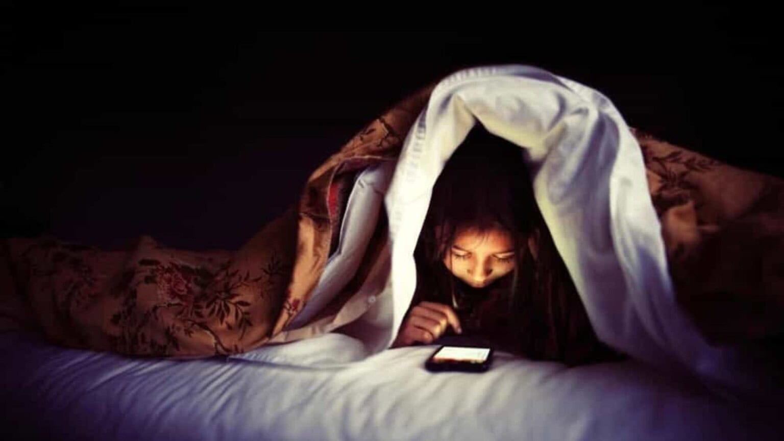 Smartphone in carica DI NOTTE, i consigli per evitare PERICOLI