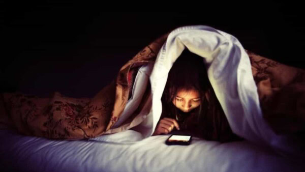 Smartphone in carica DI NOTTE, i consigli per evitare PERICOLI