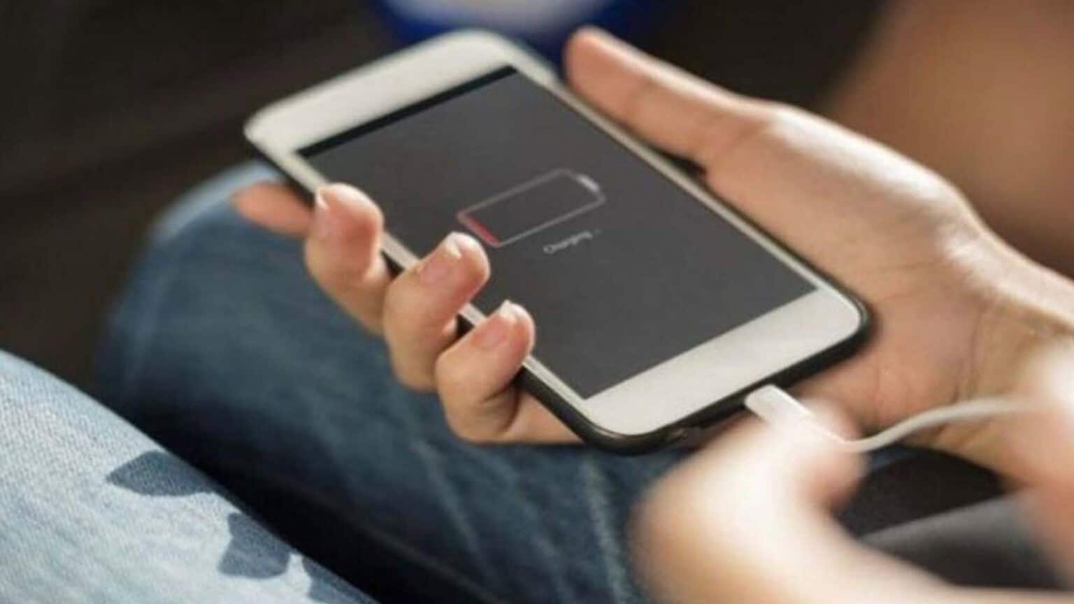 Approfondiamo gli effetti negativi di una ricarica prolungata e inutile sulla salute della batteria