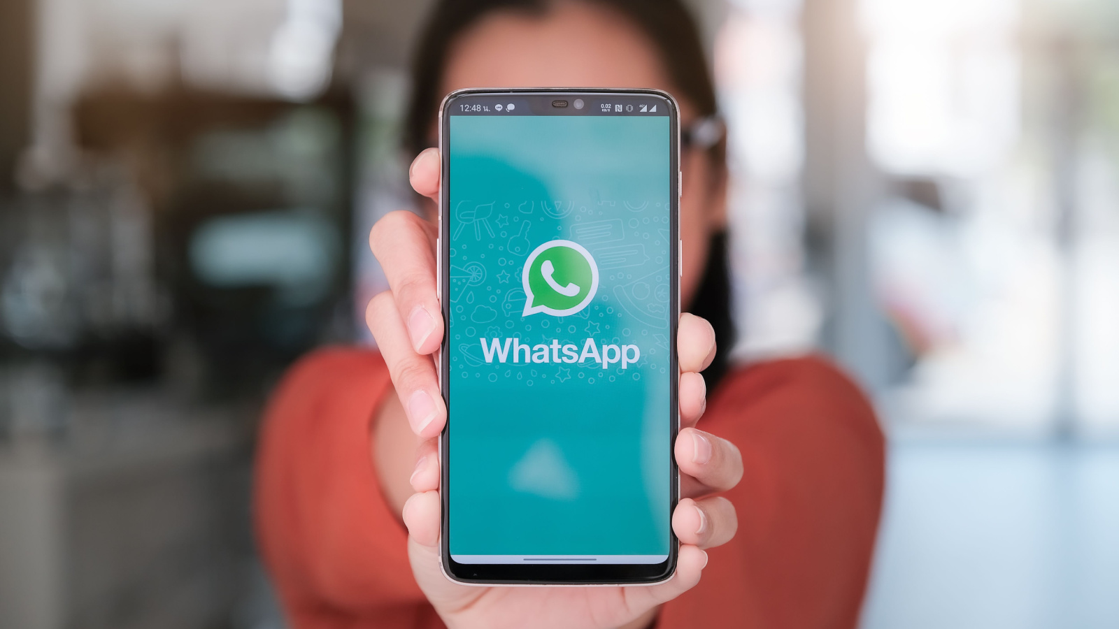 Scopri come rendere unico ogni messaggio su WhatsApp utilizzando caratteri speciali e formattazioni avanzate