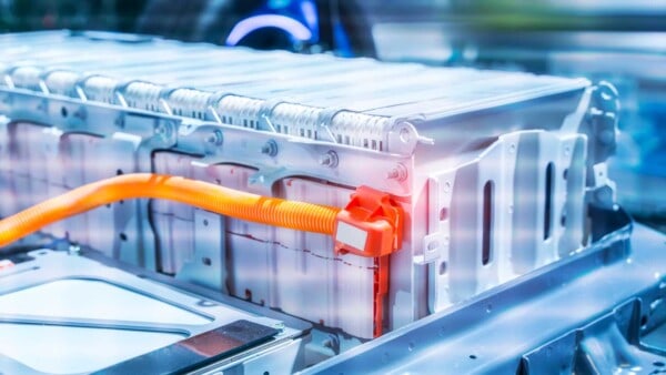 Come il Giappone sta cambiando il gioco con un processo di produzione rapido e a bassa temperatura per le batterie delle auto elettriche