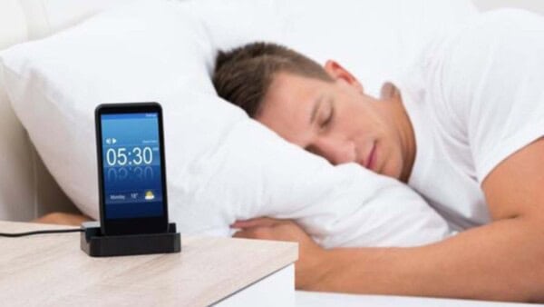 Il dibattito sulla sicurezza della ricarica durante la notte e i potenziali rischi per la tua batteria e per te stesso associati.
