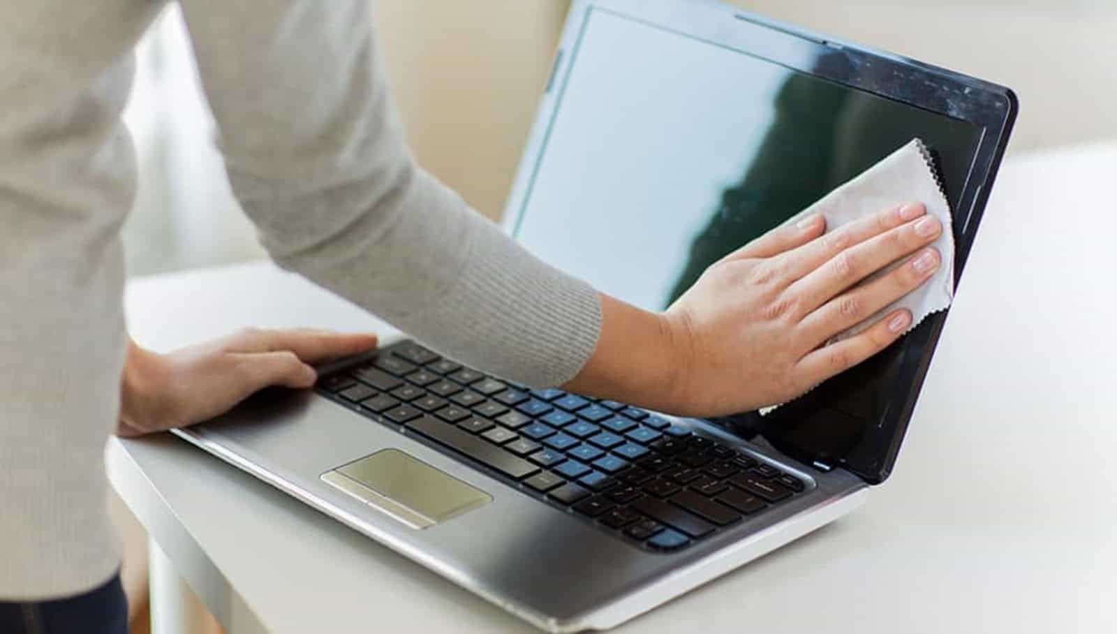 I consigli degli esperti: pulizia sicura per laptop e smartphone