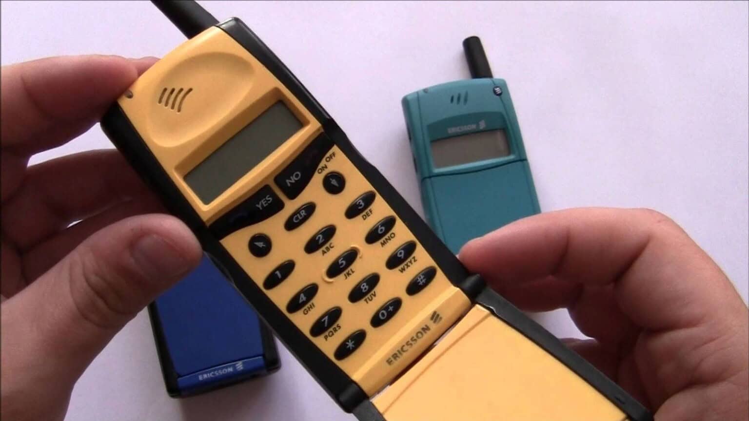 Perché i cellulari anni '90 stanno riconquistando cuori e portafogli