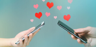 Un'applicazione per l'amore virtuale divide l'opinione pubblica