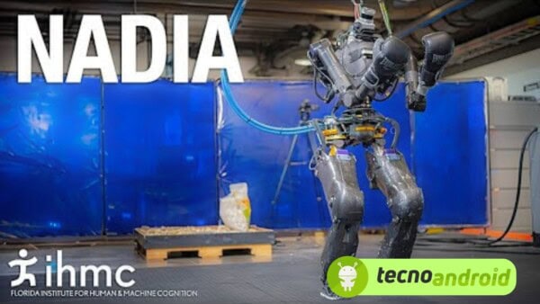 Il robot umanoide Nadia fa a pugni con un uomo