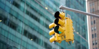 Segnali stradali del futuro: la comunicazione tra semafori e mezzi pubblici