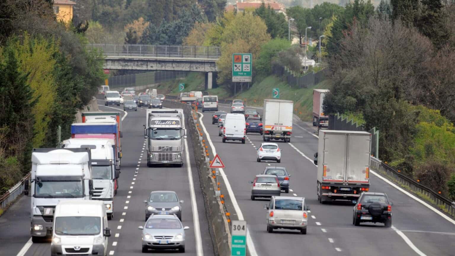 La mancanza di miglioramenti tangibili nei servizi autostradali alimenta le critiche degli utenti e delle associazioni dei consumatori.