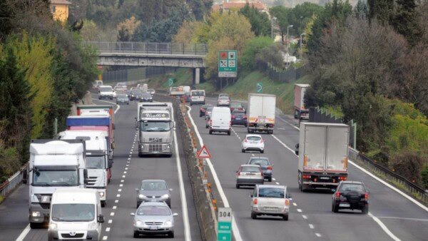 La mancanza di miglioramenti tangibili nei servizi autostradali alimenta le critiche degli utenti e delle associazioni dei consumatori.
