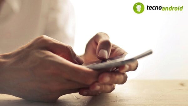 Gli smartphone ci ascoltano: svelato finalmente il mistero