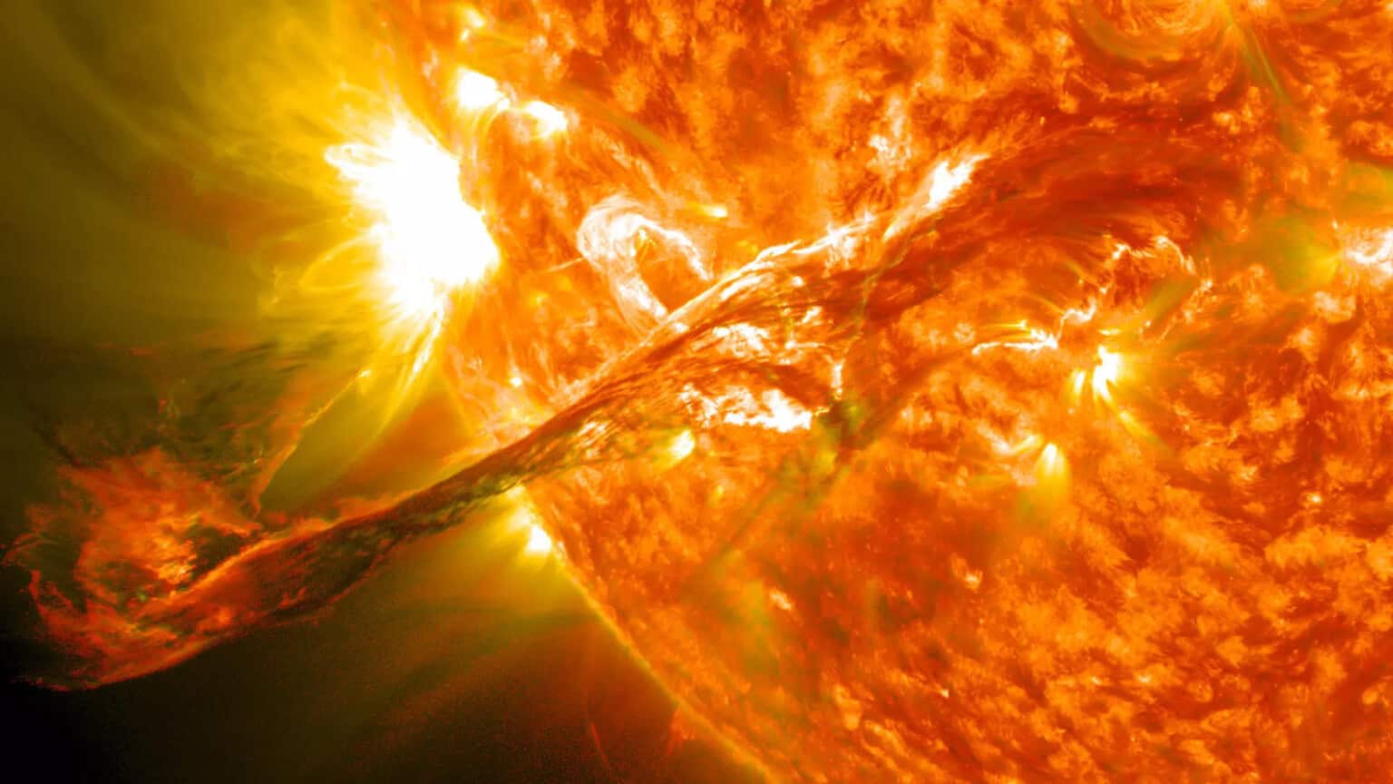 Una panoramica sul ciclo solare attuale e l'aumento previsto di brillamenti, tsunami, CME e tempeste geomagnetiche.