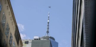 Droni che sorvolano New York