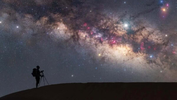 Particelle cosmiche ad alta energia coinvolte nel segnale sfidano le comprensioni convenzionali.