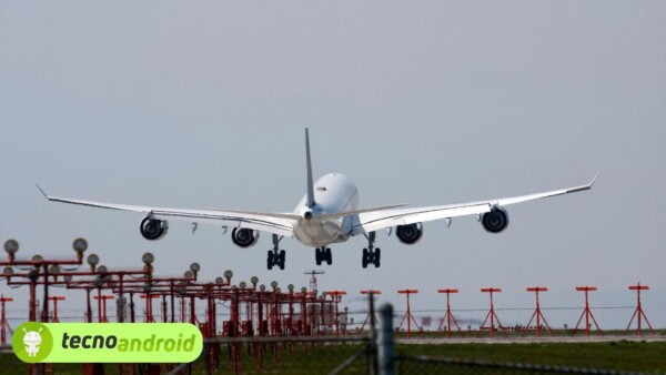 Atterraggio di emergenza per un boeing con un finestrino crepato