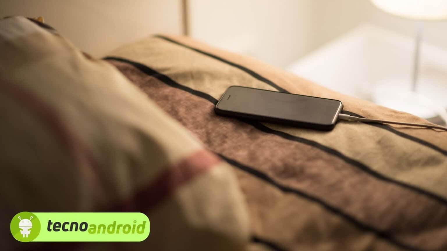 Caricare il proprio smartphone di notte presenta un rischio nascosto