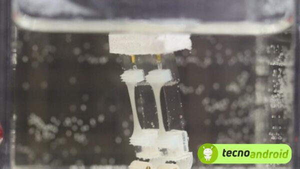 A Tokyo un robot bipede bioibrido cammina proprio come noi