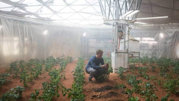 Scena tratta dal film "The Martian" che mostra una serra su Marte