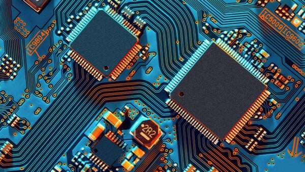 Cambiamenti nei criteri di valutazione dei test informatici e dei consumatori, considerando le prestazioni legate all'IA come elemento chiave nella scelta di prodotti informatici.