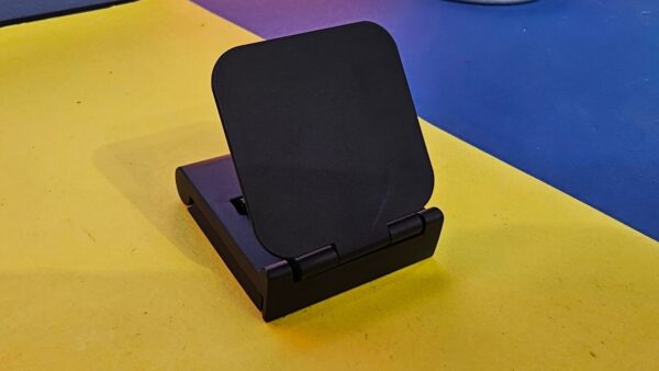Nell'era in cui la connettività online regna sovrana, la qualità delle webcam è diventata cruciale per garantire incontri virtuali, streaming di alta qualità e comunicazioni chiare e nitide. Qui in particolare, l’OBSBOT si è affermata come un'azienda leader nel settore delle fotocamere intelligenti basate sull'intelligenza artificiale, proponendo soluzioni innovative e all'avanguardia. Il loro ultimo prodotto, la OBSBOT Tiny 2, rappresenta un notevole balzo in avanti nel campo delle webcam intelligenti, offrendo una combinazione di funzionalità avanzate e prestazioni eccezionali che promettono di ridefinire l'esperienza di videochiamata. Una delle caratteristiche distintive della OBSBOT Tiny 2 è la sua potente intelligenza artificiale integrata. Questa tecnologia consente alla webcam di effettuare una serie di elaborazioni in tempo reale per migliorare la qualità dell'immagine. Che si tratti di partecipare a riunioni aziendali, registrare video per il proprio canale YouTube o fare streaming su piattaforme di gioco, questa webcam regala immagini di alta qualità che faranno la differenza. Inoltre, la messa a fuoco rapida e precisa assicura che l'immagine rimanga nitida anche durante i movimenti rapidi, fornendo un'esperienza visiva fluida e priva di sfocature. Oltre alle sue potenti caratteristiche tecniche, la OBSBOT Tiny 2 si distingue anche per il suo design elegante e moderno. Con dimensioni compatte e un'estetica raffinata, si integra perfettamente in qualsiasi ambiente. Le sue funzionalità intuitive, come la regolazione automatica dell'angolo di visuale e la cancellazione del rumore ambientale, la rendono estremamente facile da utilizzare, consentendo agli utenti di concentrarsi sulla comunicazione senza preoccuparsi della configurazione tecnica. [ez-toc] Packaging e Design della webcam Confezionamento L'esperienza di un prodotto inizia già dalla sua confezione e la OBSBOT Tiny 2 non delude affatto sotto questo aspetto. Il suo packaging si caratterizza per la sua semplicità, eleganza e minimalismo, riflettendo perfettamente l'identità del marchio. Sulla parte frontale della confezione, troviamo l'immagine nitida del dispositivo insieme al logo dell'azienda, mentre sul retro sono elencate in modo chiaro e conciso le principali caratteristiche della webcam. Ogni elemento al suo interno è organizzato con cura per garantire una protezione ottimale durante il trasporto. Una volta aperta la confezione, è subito notabile una disposizione ben curata e organizzata che include la webcam, un cavo USB-C 3.0 da 1.5 metri, un adattatore USB-C a USB-A 3.0, un supporto da monitor regolabile e magnetico, una custodia rigida con cerniera e un manuale di istruzioni dettagliato per l’uso. La custodia rigida inclusa rappresenta un vero valore aggiunto, offrendo un alto livello di comodità e protezione per la webcam e i suoi accessori. Grazie alle sue dimensioni contenute e al design intelligente, è perfetta per trasportare in sicurezza il dispositivo. Design Webcam e caratteristiche Parlando del design della webcam OBSBOT Tiny 2, essa si distingue per la sua eleganza e raffinatezza. La scocca in lega di alluminio conferisce un aspetto superiore, mentre le dimensioni compatte la rendono facilmente trasportabile. Con soli 96 grammi di peso, diventano circa 140 grammi quando utilizzati con il supporto di installazione incluso. Il supporto di installazione, dotato di una robusta calamita, offre una perfetta aderenza alla webcam su schermi di varie dimensioni, rendendo l'installazione un gioco da ragazzi. La sua regolabilità permette di adattarsi a monitor di diverse dimensioni, offrendo una flessibilità senza pari.