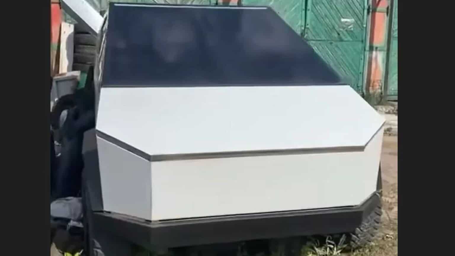 Una versione mini della Tesla Cybertruck appare in Ucraina