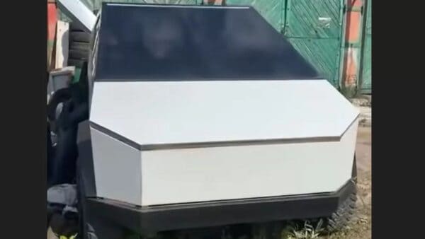 Una versione mini della Tesla Cybertruck appare in Ucraina