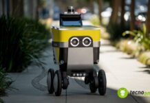 Robot per consegne ammacca auto e fugge via "a ruote levate"