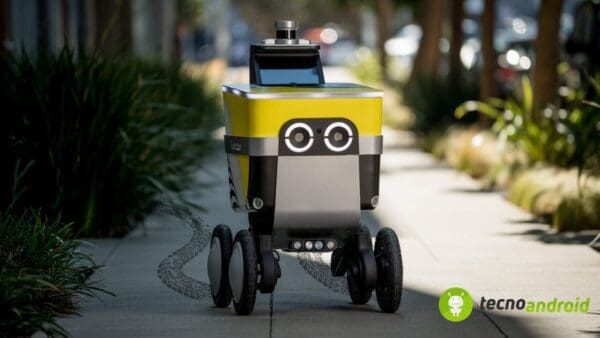 Robot per consegne ammacca auto e fugge via "a ruote levate"