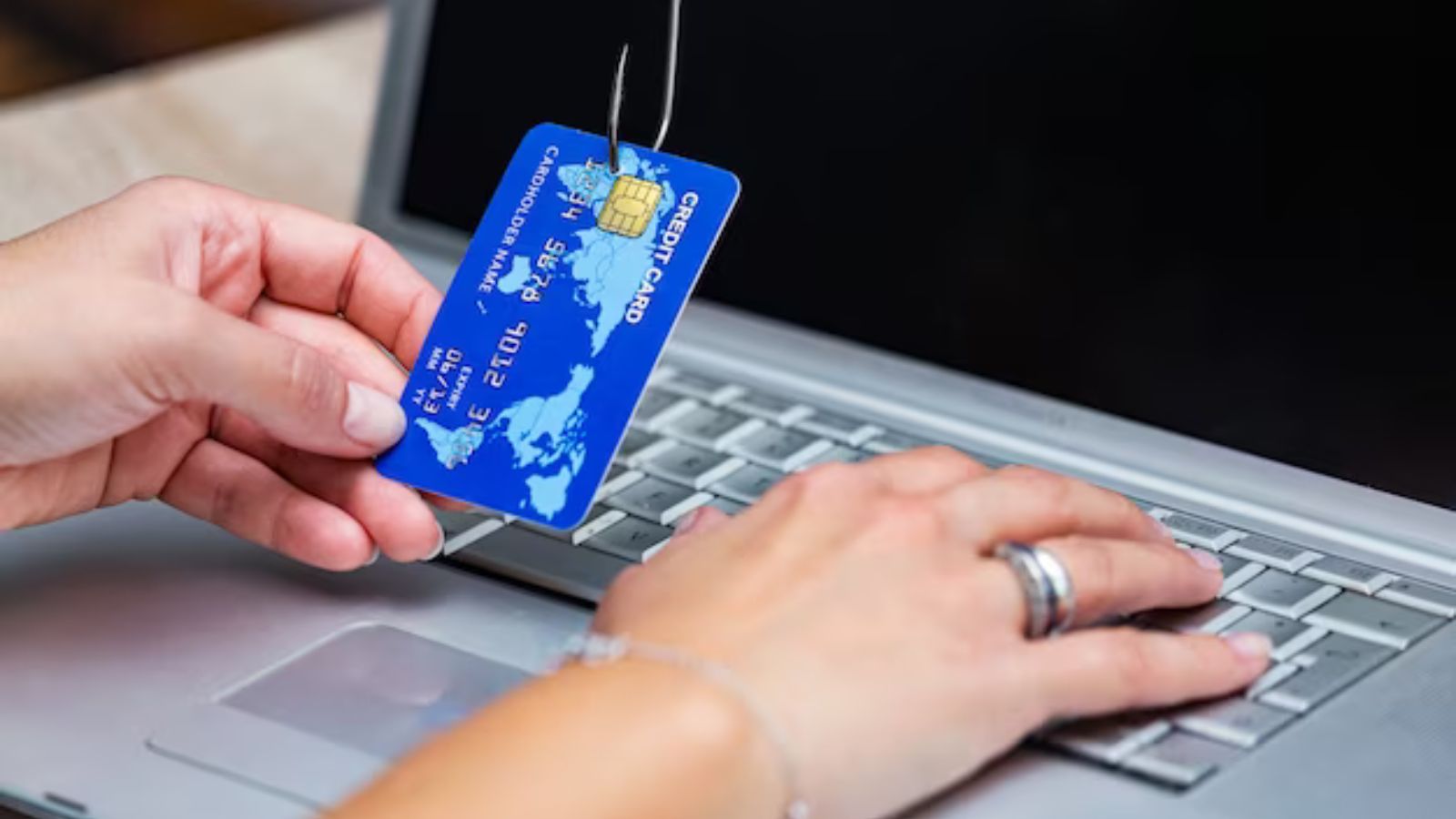 La TRUFFA pericolosa che gira con una MAIL: attenti alle carte di credito