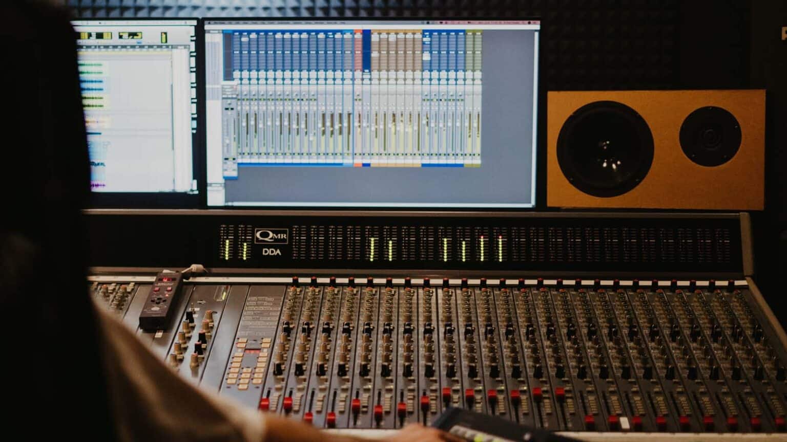 Il viaggio sorprendente dell’Autotune, dalla scienza della riflessione sismica all'arte della correzione vocale