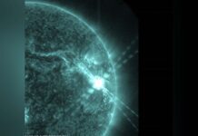 Il Solar Dynamics Observatory della NASA cattura il brillamento in uno spettacolare lampo luminoso