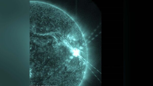 Il Solar Dynamics Observatory della NASA cattura il brillamento in uno spettacolare lampo luminoso