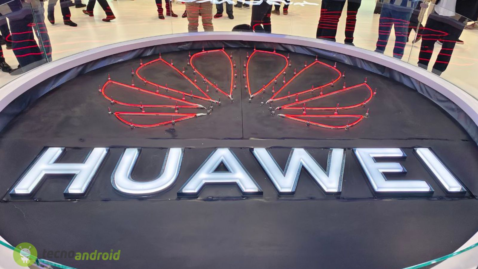 Huawei al MWC 2024 con focus sull'estetica e la tecnologia
