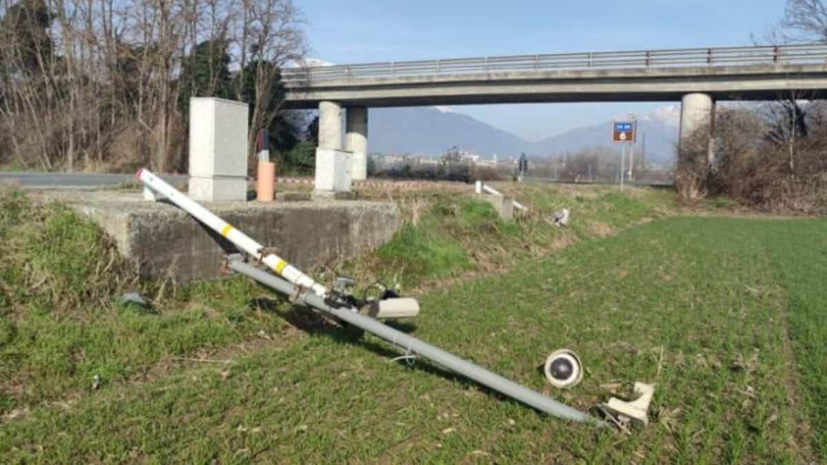 Lidl - utilizzo Nuovo “attacco” di Fleximan: autovelox distrutto a Ivrea